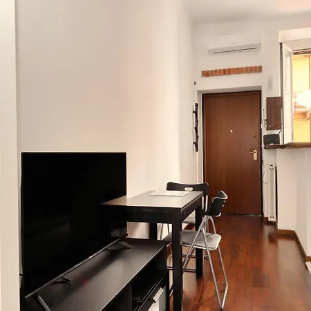 Joivy Cosy 1-Bed Flat, Easy Access To City Centre Milan Exterior photo